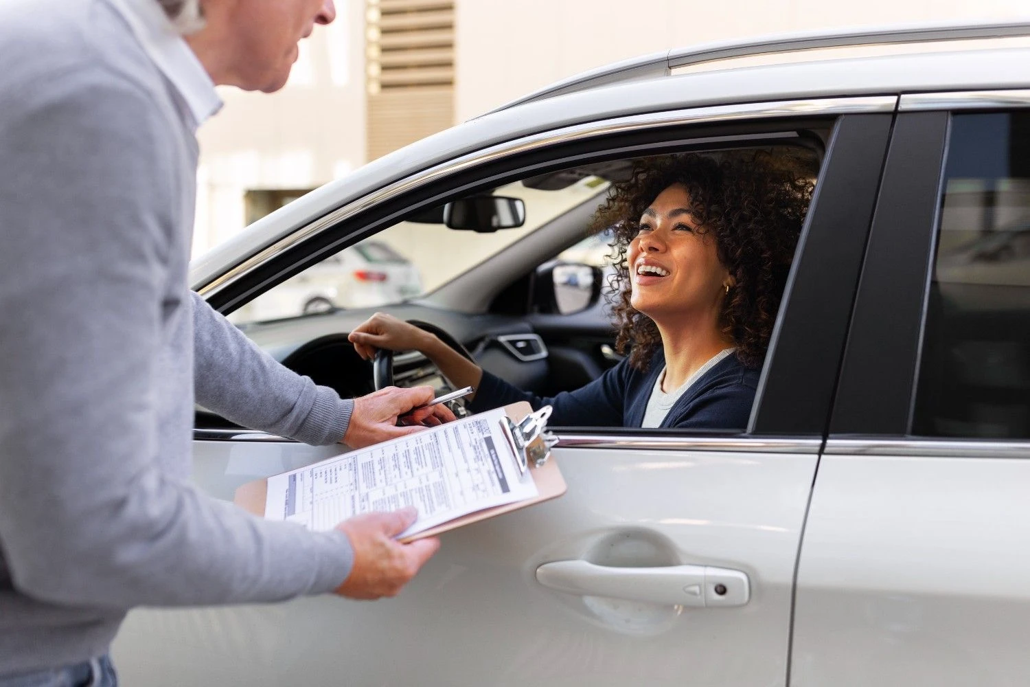 Professional auto insurance consultation at AlenAutos
